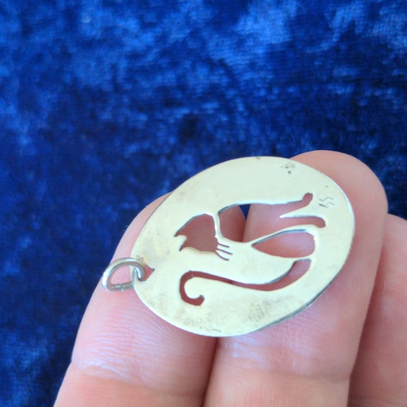 Oval silver tone pendant with intricately carved cat - Picture 4 of 4